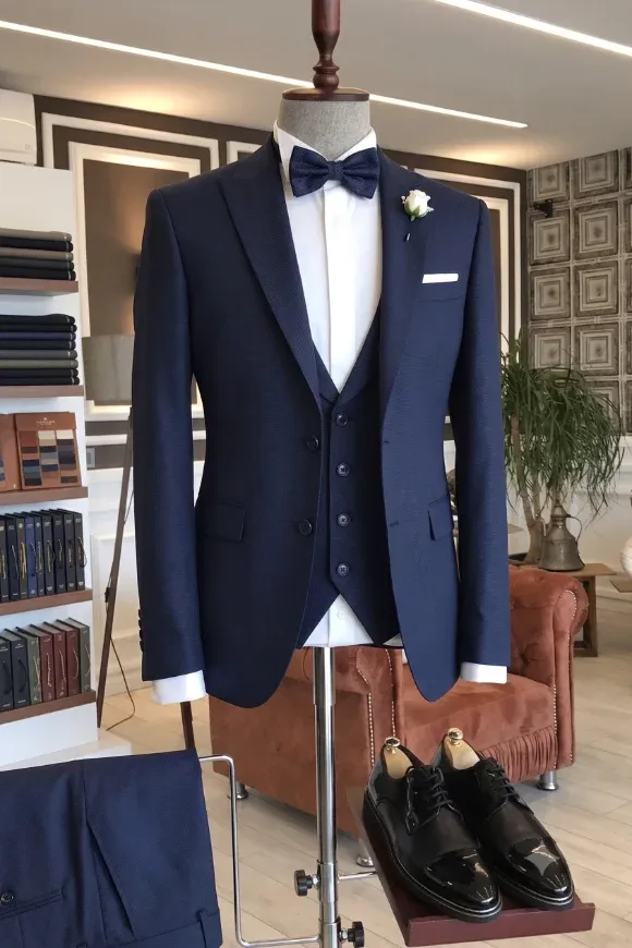 Costume italien en pure laine présenté sur mannequin dans la boutique